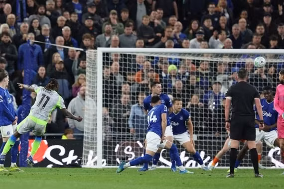 Man City sảy chân trong cuộc đua vô địch Ngoại hạng Anh