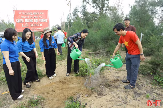 Phó Chủ tịch HĐND tỉnh tham gia trồng cây ở xã biển Hà Tĩnh