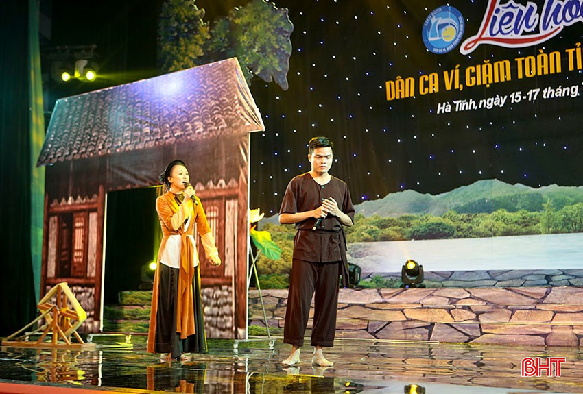 Nghệ nhân Trần Văn Sang và Lê Thương - 2 thành viên CLB Dân ca ví, giặm trẻ Hà Tĩnh tại Liên hoan Dân ca ví, giặm toàn tỉnh năm 2023. bqbht_br_b8.jpg