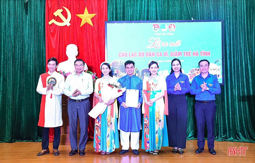 Ban Chủ nhiệm CLB Dân ca ví giặm trẻ Hà Tĩnh nhận hoa chúc mừng từ đại diện lãnh đạo Sở VH-TT&DL và Tỉnh đoàn, trong lễ ra mắt vào tháng 3/2025. bqbht_br_a3.jpg