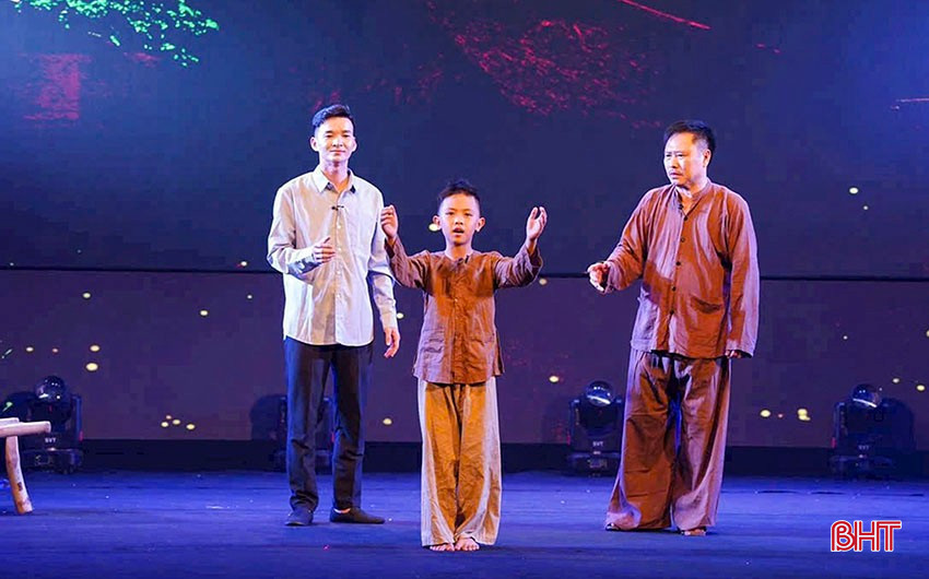Xuân Trường (bên trái) vai người chú của anh Lý Tự Trọng trong chương trình nghệ thuật Kỷ niệm 110 năm Ngày sinh đồng chí Lý Tự Trọng năm 2024. bqbht_br_a2.jpg