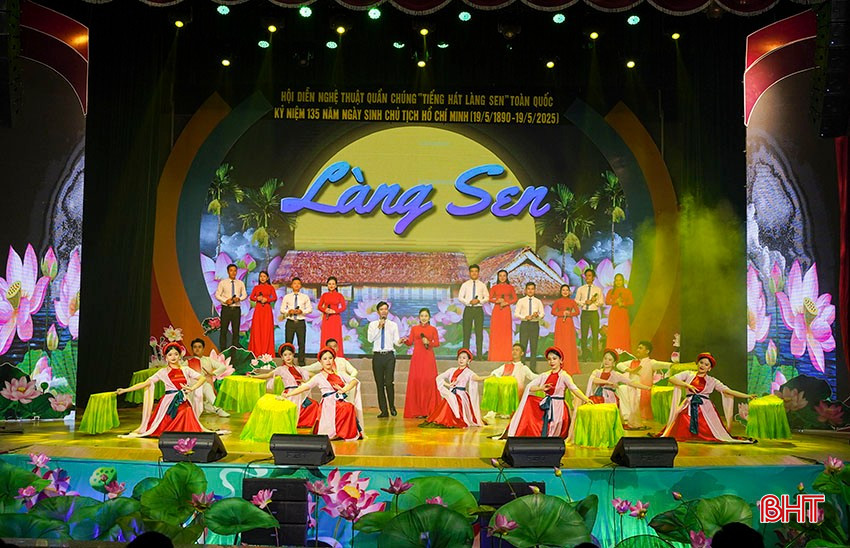 Tiết mục "Vui hội Làng Sen thêm nhớ ơn Người" có sự tham gia của các thành viên CLB Dân ca ví giặm trẻ Hà Tĩnh, đạt HCV hội diễn Tiếng hát Làng Sen toàn quốc năm 2025. bqbht_br_a1.jpg