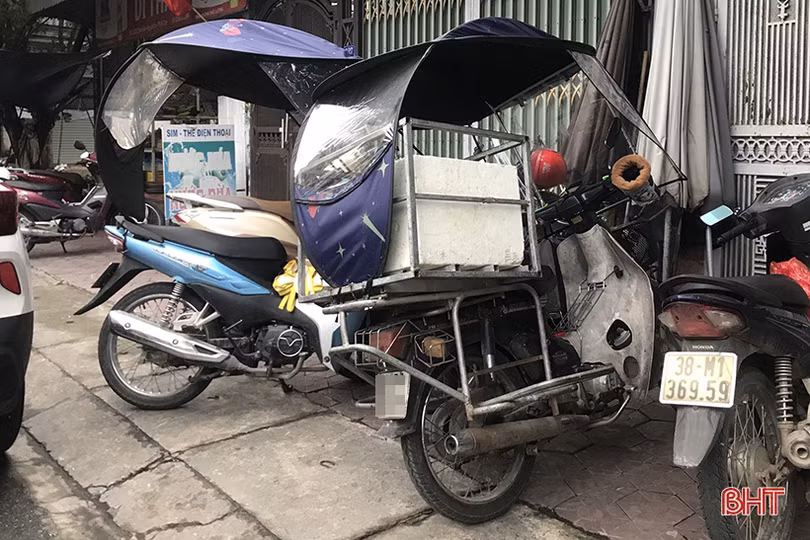 Nhan nhản xe máy lắp mái che tự chế ở TP Hà Tĩnh