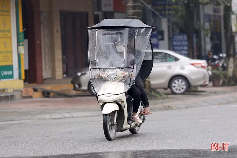 Nhan nhản xe máy lắp mái che tự chế ở TP Hà Tĩnh
