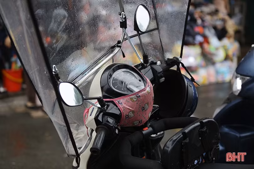 Nhan nhản xe máy lắp mái che tự chế ở TP Hà Tĩnh