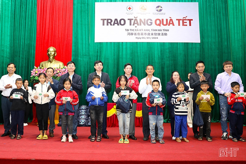 Trao 143 suất quà tết cho học sinh TX Kỳ Anh