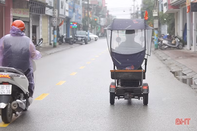 Nhan nhản xe máy lắp mái che tự chế ở TP Hà Tĩnh