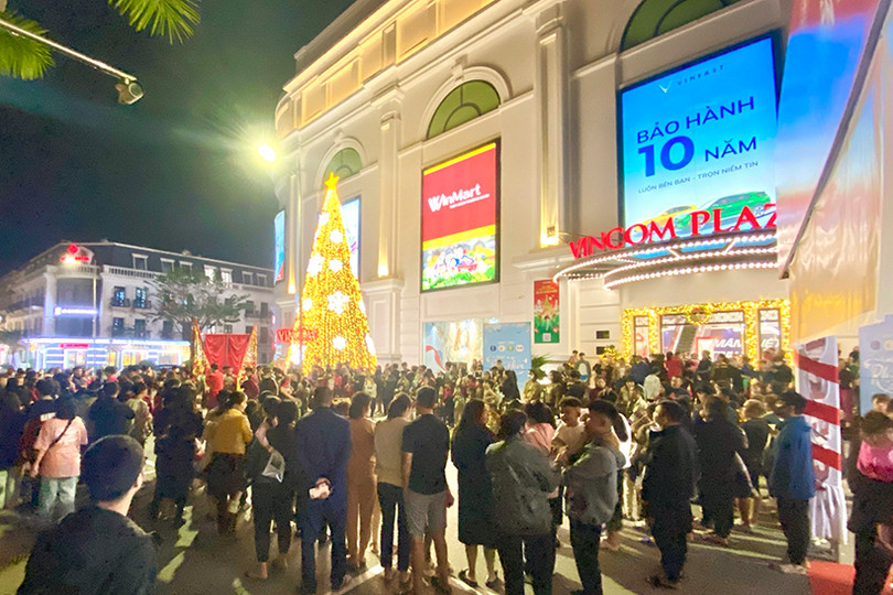 Hàng trăm nghìn người dân và du khách đổ về các TTTM Vincom chào đón năm mới 2024 ảnh 1 Hàng trăm nghìn người dân và du khách đổ về các TTTM Vincom chào đón năm mới 2024