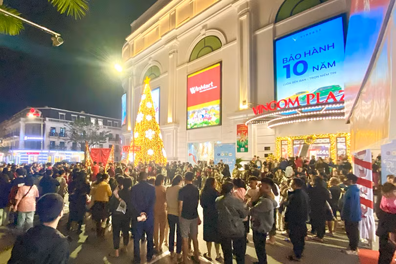 Hàng trăm nghìn người dân và du khách đổ về các TTTM Vincom chào đón năm mới 2024