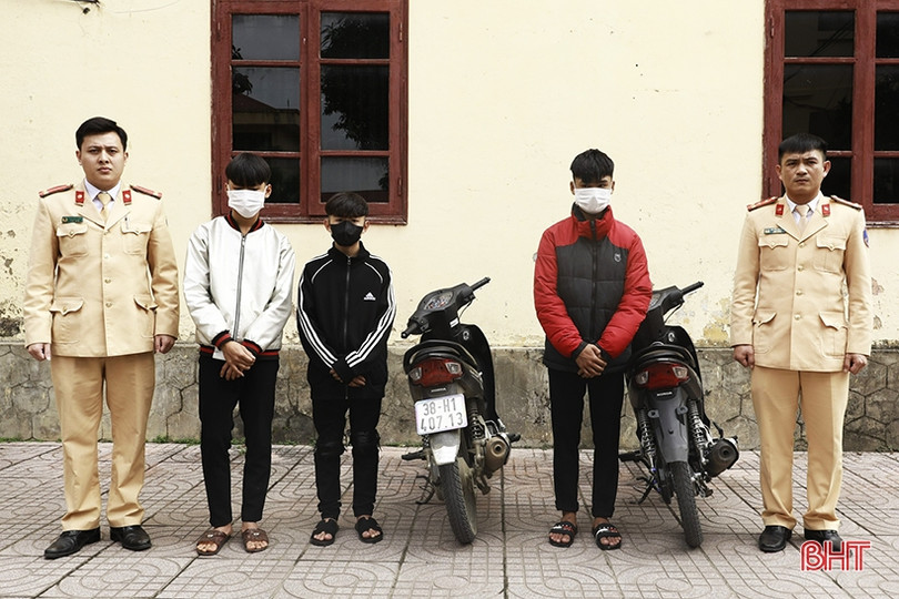 Nhóm học sinh “đầu trần” điều khiển xe lạng lách ở Hương Sơn