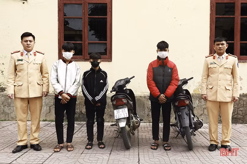 Nhóm học sinh “đầu trần” điều khiển xe lạng lách ở Hương Sơn