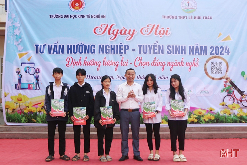 Gần 1.000 học sinh Hương Sơn tham gia ngày hội hướng nghiệp