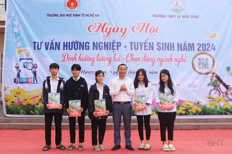 Gần 1.000 học sinh Hương Sơn tham gia ngày hội hướng nghiệp