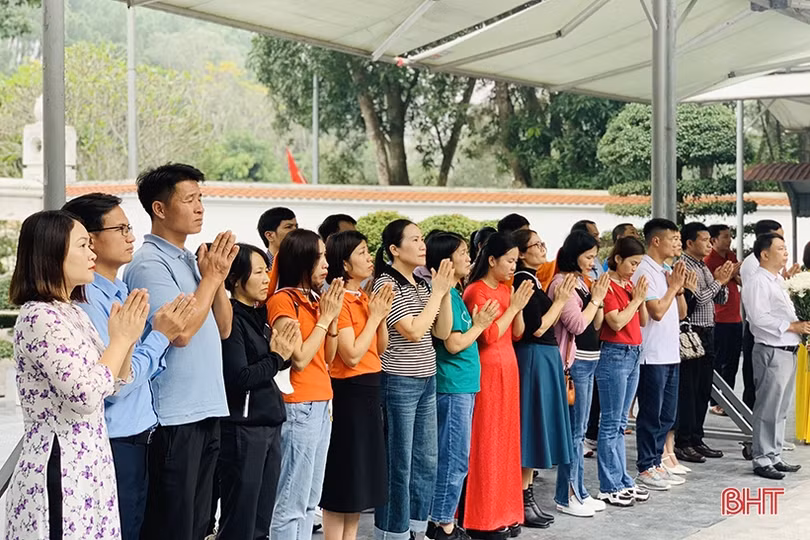 Hơn 2.000 du khách dâng hương tại Ngã ba Đồng Lộc dịp đầu năm mới