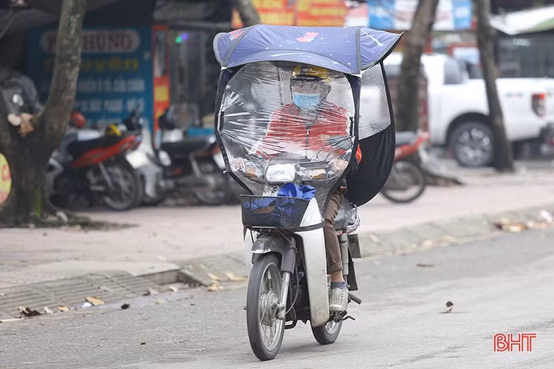 Nhan nhản xe máy lắp mái che tự chế ở TP Hà Tĩnh