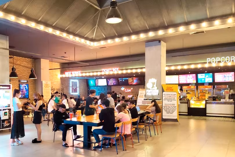 Hàng trăm nghìn người dân và du khách đổ về các TTTM Vincom chào đón năm mới 2024