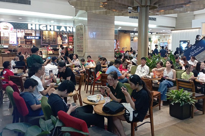 Hàng trăm nghìn người dân và du khách đổ về các TTTM Vincom chào đón năm mới 2024 ảnh 5 Hàng trăm nghìn người dân và du khách đổ về các TTTM Vincom chào đón năm mới 2024