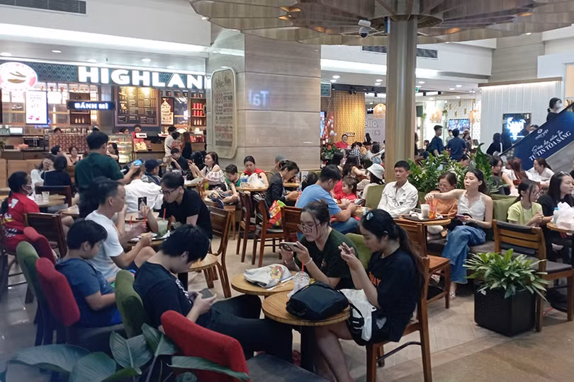 Hàng trăm nghìn người dân và du khách đổ về các TTTM Vincom chào đón năm mới 2024