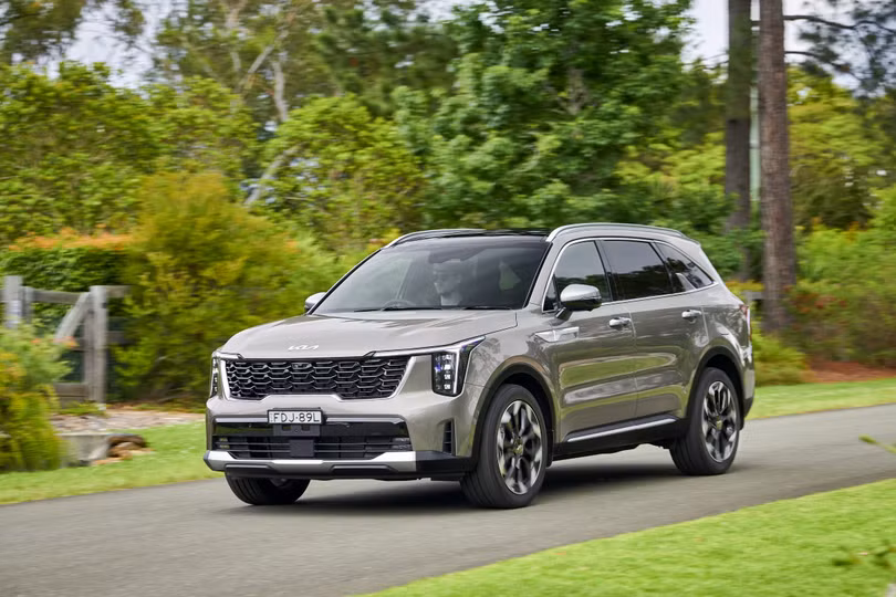 Kia Sorento Facelift 2024 ra mắt với động cơ xăng và diesel, chờ về Việt Nam
