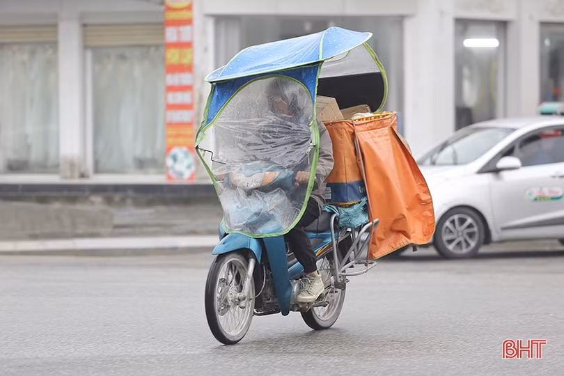 Nhan nhản xe máy lắp mái che tự chế ở TP Hà Tĩnh