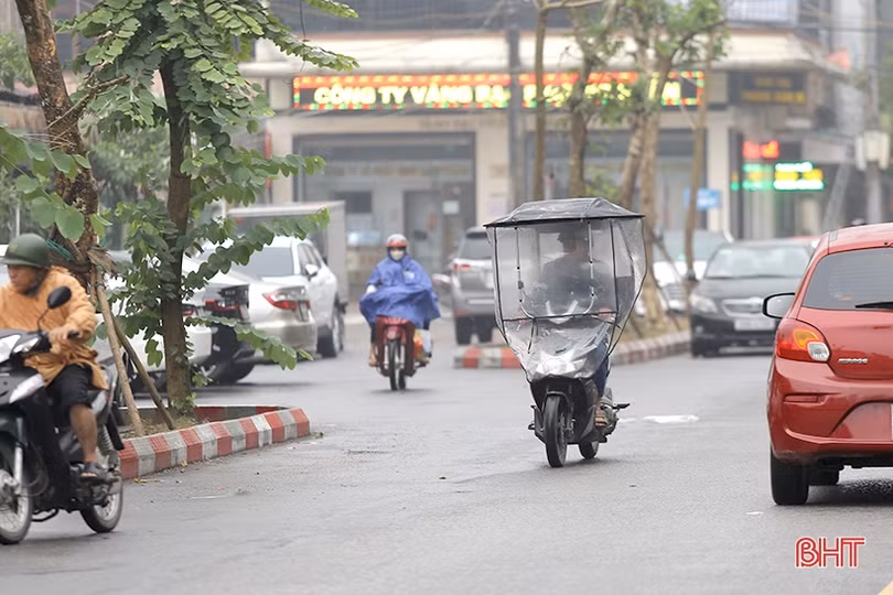 Nhan nhản xe máy lắp mái che tự chế ở TP Hà Tĩnh