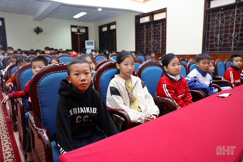 Trao 143 suất quà tết cho học sinh TX Kỳ Anh