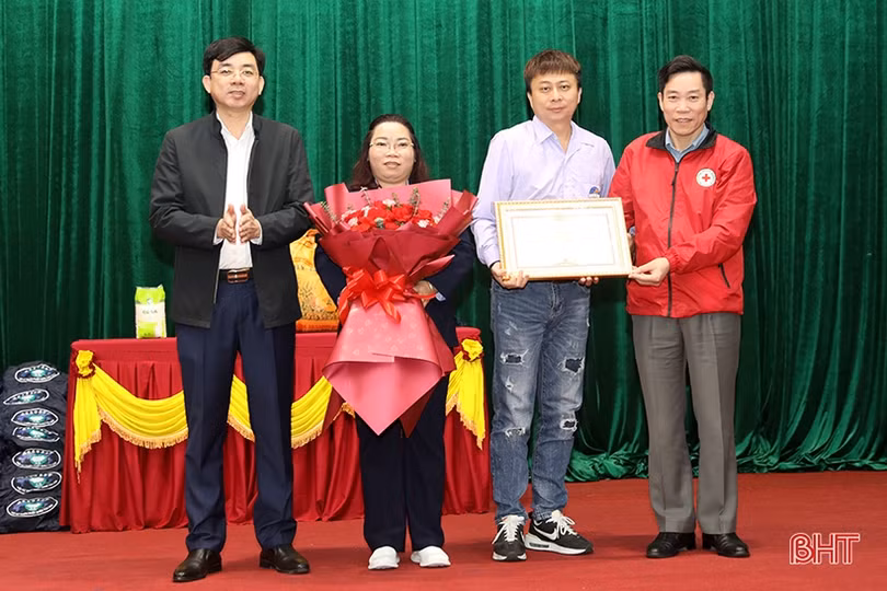 Trao 143 suất quà tết cho học sinh TX Kỳ Anh