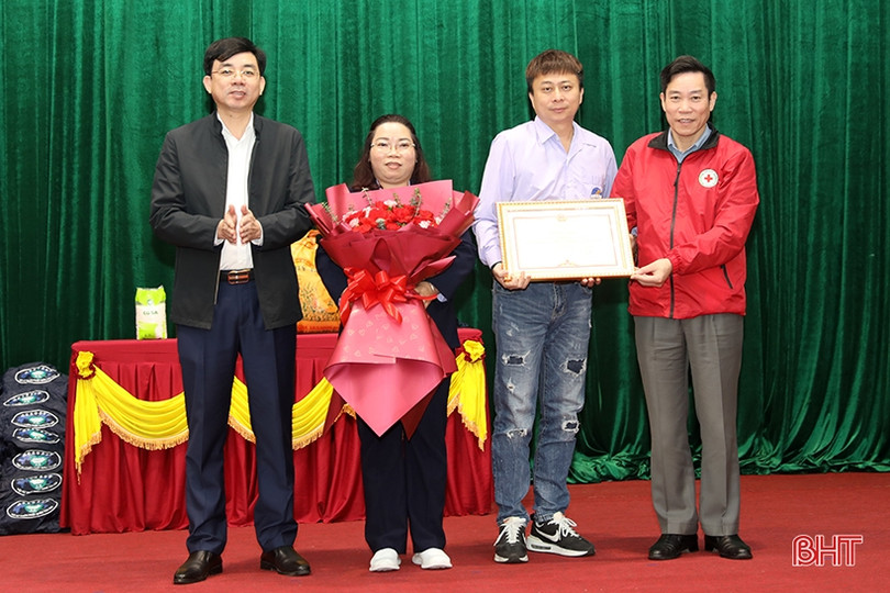 Trao 143 suất quà tết cho học sinh TX Kỳ Anh