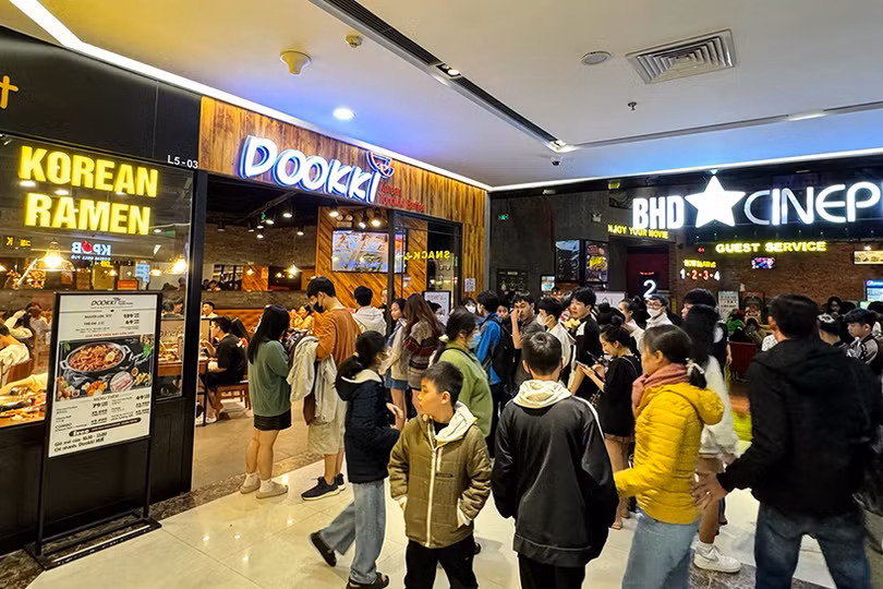 Hàng trăm nghìn người dân và du khách đổ về các TTTM Vincom chào đón năm mới 2024