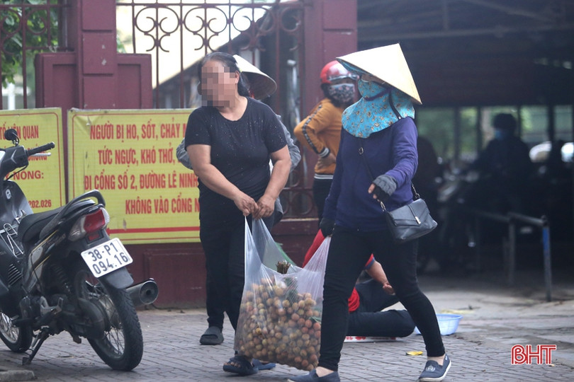 Đeo khẩu trang phòng dịch ở Hà Tĩnh: Vẫn còn tình trạng người quên, người đeo... dưới cằm