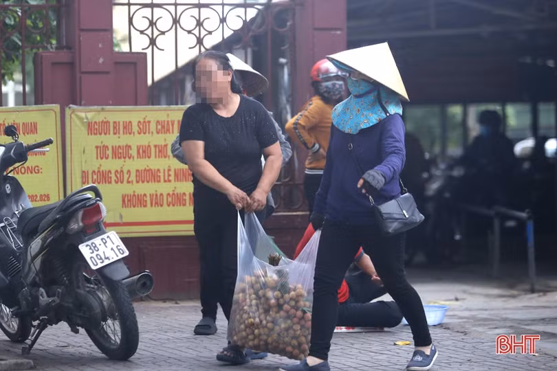 Đeo khẩu trang phòng dịch ở Hà Tĩnh: Vẫn còn tình trạng người quên, người đeo... dưới cằm