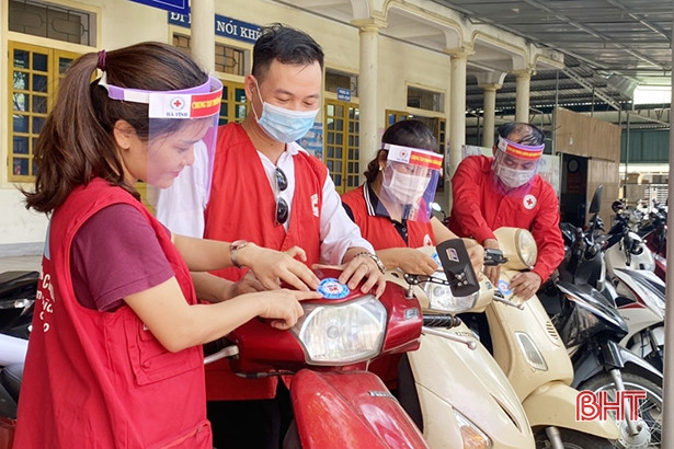 Người Hà Tĩnh miệt mài làm kính chắn giọt bắn gửi các địa phương tâm điểm dịch Covid-19