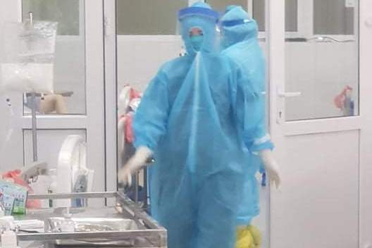 Tận mắt thấy bác sĩ ép tim liên tục cấp cứu bệnh nhân Covid-19