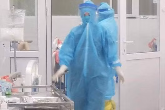 Tận mắt thấy bác sĩ ép tim liên tục cấp cứu bệnh nhân Covid-19