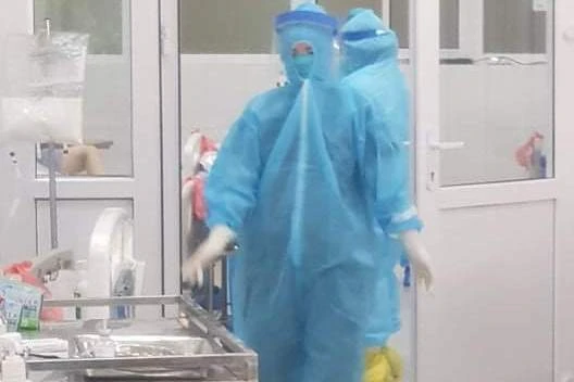 Tận mắt thấy bác sĩ ép tim liên tục cấp cứu bệnh nhân Covid-19