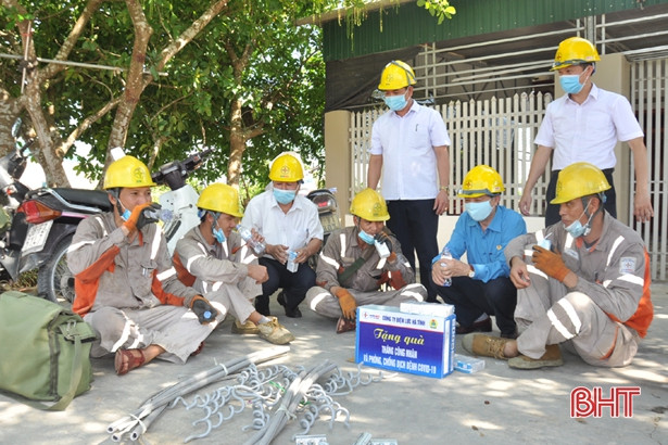 Công đoàn Điện lực Hà Tĩnh động viên công nhân làm việc giữa nắng nóng