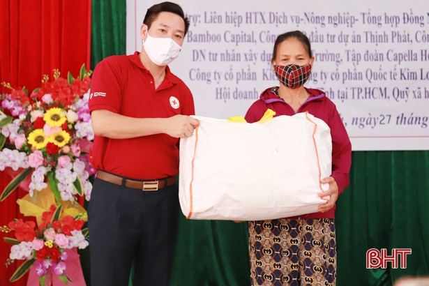 200 bộ áo phao đa năng đến với ngư dân Nghi Xuân