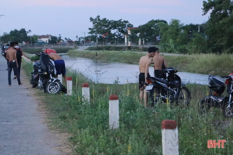 Bất chấp nguy hiểm, nhiều học sinh Hà Tĩnh vẫn đua nhau lên hồ Kẻ Gỗ giải nhiệt