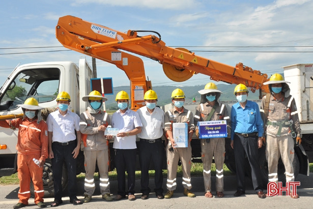 Công đoàn Điện lực Hà Tĩnh động viên công nhân làm việc giữa nắng nóng