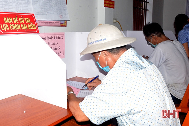 Thị xã Hồng Lĩnh công bố danh sách 30 người trúng cử đại biểu HĐND