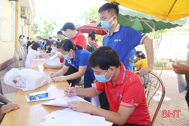 Đoàn Khối CCQ&DN Hà Tĩnh biểu dương 16 cá nhân tiêu biểu trong hiến máu tình nguyện