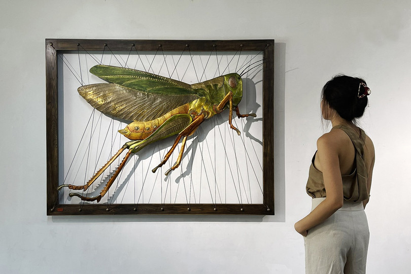 Tác phẩm tạo hình châu chấu được mua với giá hơn 75 triệu đồng