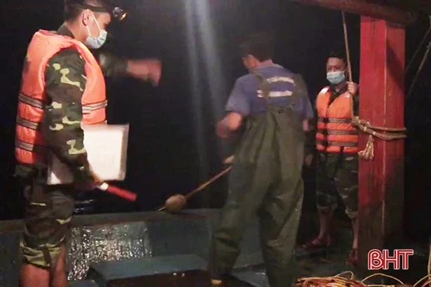 Bắt giữ 2 tàu giã cào dùng kích điện đánh bắt trái phép tại vùng biển Nam Hà Tĩnh