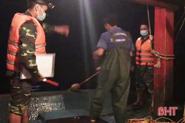 Bắt giữ 2 tàu giã cào dùng kích điện đánh bắt trái phép tại vùng biển Nam Hà Tĩnh