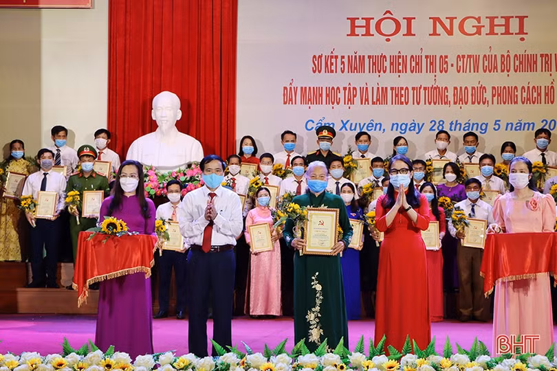 Cẩm Xuyên cần tiếp tục phát huy trách nhiệm nêu gương trong cán bộ, đảng viên