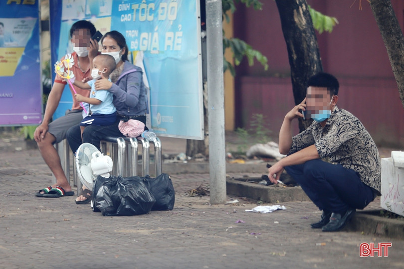 Đeo khẩu trang phòng dịch ở Hà Tĩnh: Vẫn còn tình trạng người quên, người đeo... dưới cằm