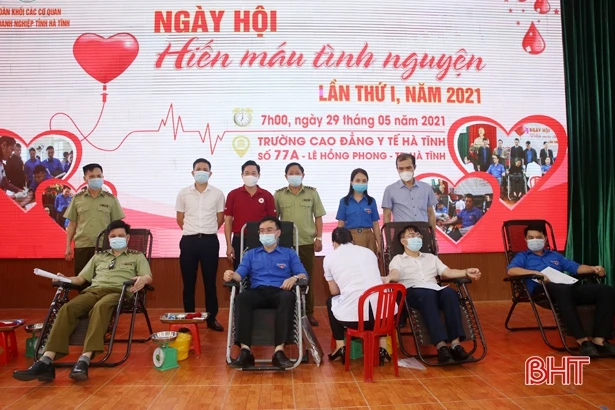 Đoàn Khối CCQ&DN Hà Tĩnh biểu dương 16 cá nhân tiêu biểu trong hiến máu tình nguyện