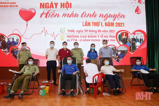 Đoàn Khối CCQ&DN Hà Tĩnh biểu dương 16 cá nhân tiêu biểu trong hiến máu tình nguyện