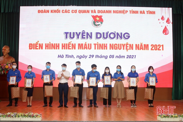 Đoàn Khối CCQ&DN Hà Tĩnh biểu dương 16 cá nhân tiêu biểu trong hiến máu tình nguyện