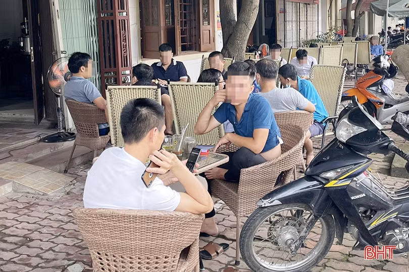 Đeo khẩu trang phòng dịch ở Hà Tĩnh: Vẫn còn tình trạng người quên, người đeo... dưới cằm